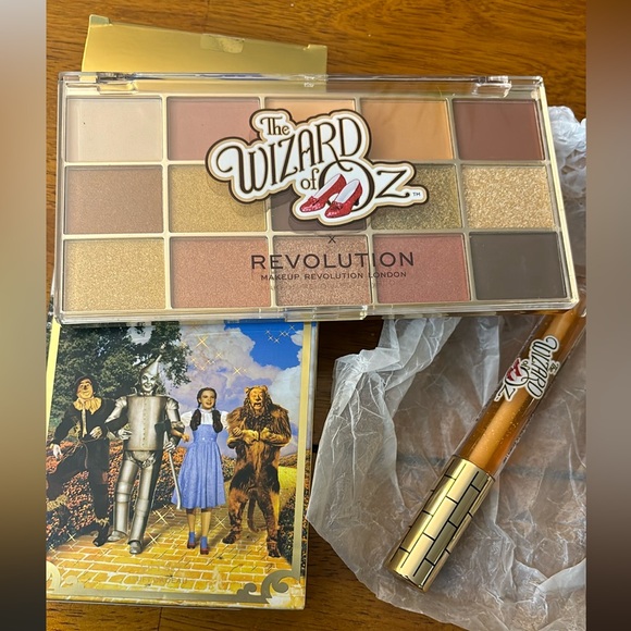 The Wizard of Oz Gift Set. Revolution x The Wizard of Oz Eyeshadow Palette. - Picture 4 of 10